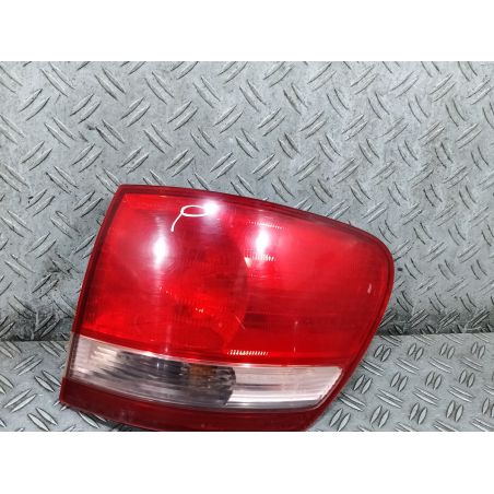 LAMPA TYLNA PRAWA TOYOTA AVENSIS VERSO 2.0 D4D 2003 