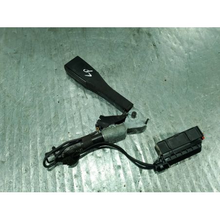 NAPINACZ PASA LEWY PRZÓD OPEL CORSA D 1.2 16V 2007 13225286 